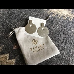 Kendra Scott Diane Earrings in Silver.